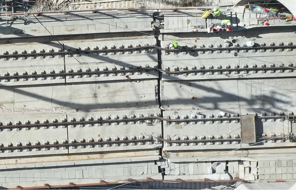 圖4 軌道板側(cè)移與軌道斷裂 圖4 軌道板側(cè)移與軌道斷裂