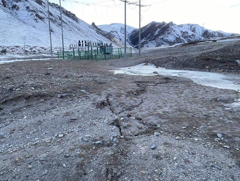 圖10 地裂縫貫穿路基后延伸 圖10 地裂縫貫穿路基后延伸